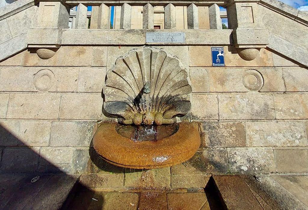 Fonte da Igrexa Parroquial de Pontecesures - Pontecesures - San Xulián de Requeixo