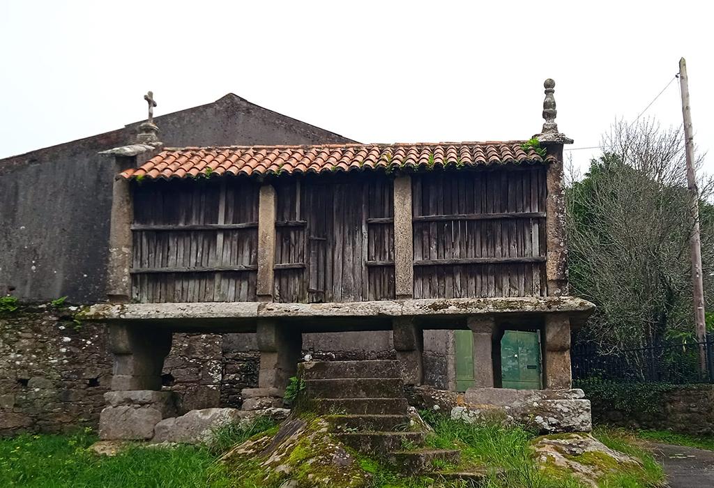 Hórreo de Vilarello - Valga - Santa Comba de Cordeiro